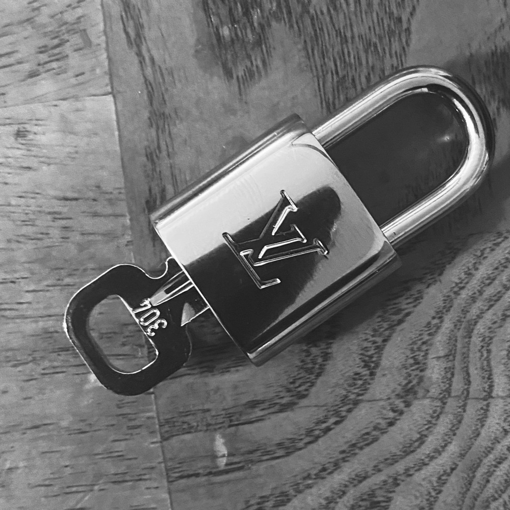 Louis Vuitton Silver padlock and key #304